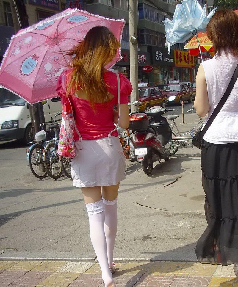 小县城火车站附近惊现白色蕾丝美女白天拉客