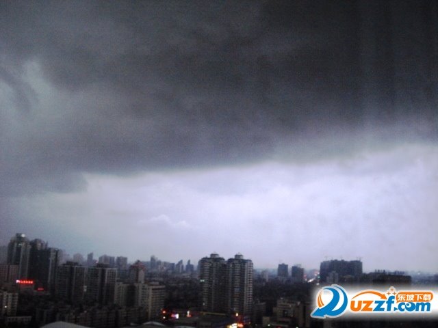 武汉黑云压城暴雨图片