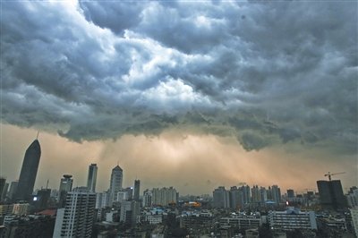 武汉黑云压城暴雨图片