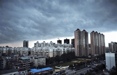 武汉黑云压城暴雨图片