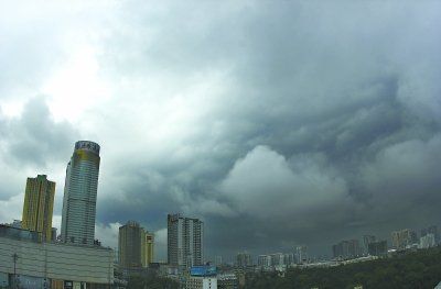武汉黑云压城暴雨图片